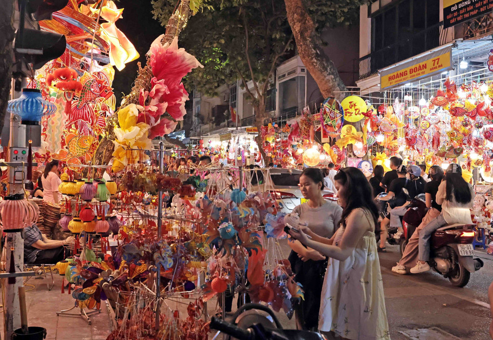 Brillante calle de juguetes del Festival del Medio Otoño. (Fuente: VNA)