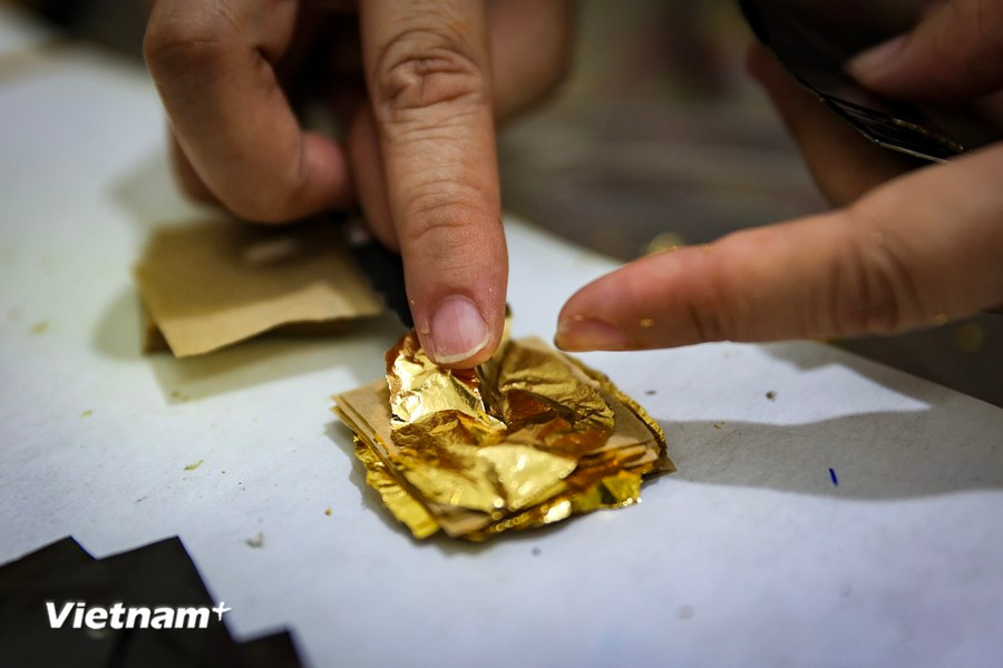 Kieu Ky (Gia Lam, Hanoi) es conocida como una aldea artesanal "única" porque ninguna otra industria puede convertir un tael de oro en 980 hojas con un área mayor a un metro cuadrado. (Foto: Vietnam+)