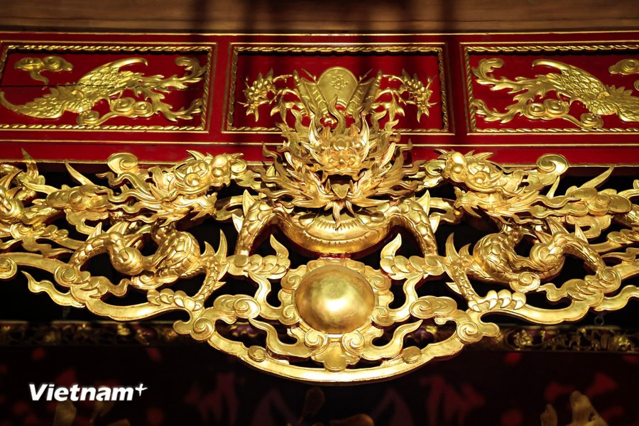Los productos cubiertos de oro en el templo ancestral sirven como recordatorio para apreciar la artesanía tradicional dejada por antepasados. (Foto: Vietnam+)