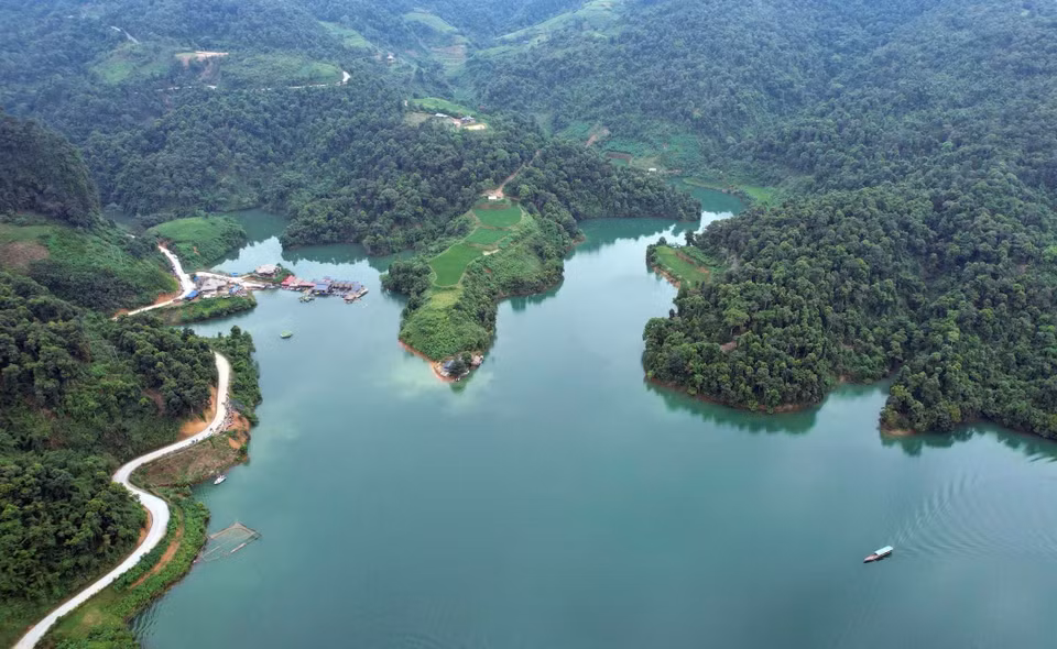 Los turistas pueden tomar un barco para visitar y disfrutar de la belleza salvaje del lago hidroeléctrico Ban Chat. (Foto: VNA)