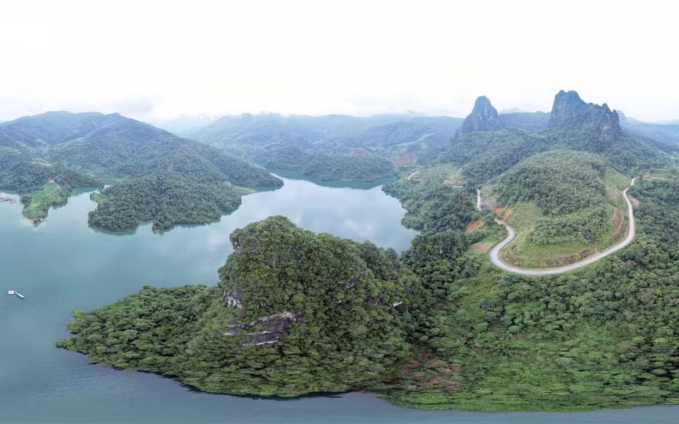 La bahía de Pa Khom está formada por muchas islas grandes y pequeñas, una combinación armoniosa de ríos y montañas, creando un paisaje encantador. (Foto: VNA)