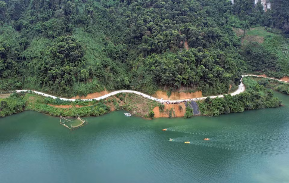 Los visitantes de la bahía de Pa Khom pueden viajar por carretera por caminos sinuosos, rodeando las laderas de las montañas con una rica vegetación. (Foto: VNA)