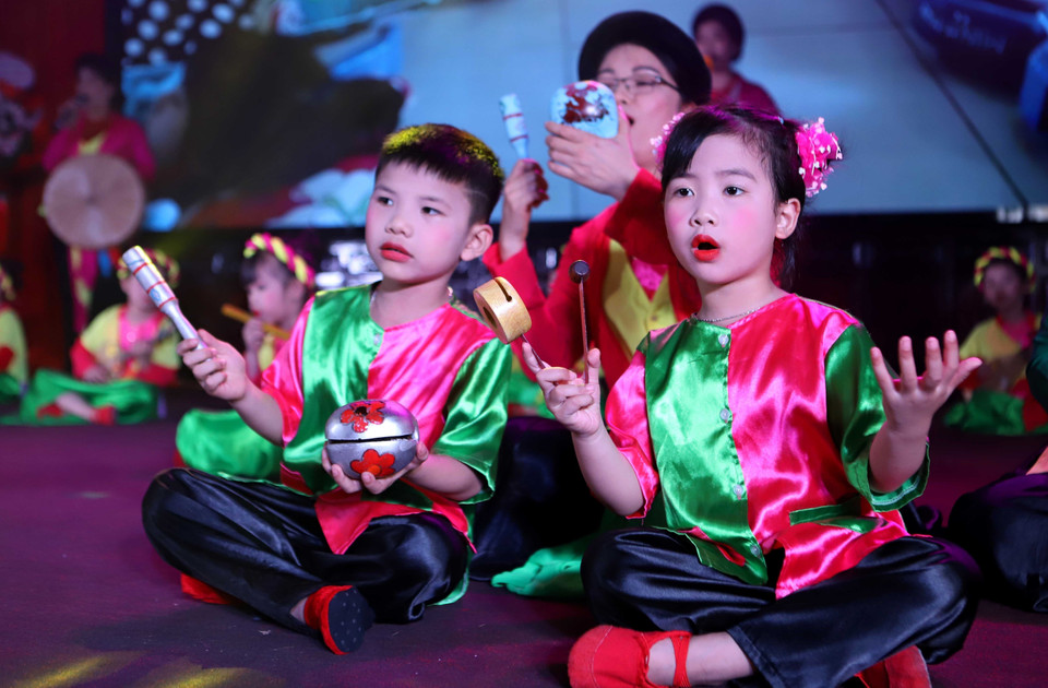 Niños de Thai Binh interpretan el Cheo (Foto: VNA)