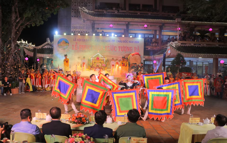 El Festival Ba Chua Xu (Santa Madre del Reino) en el monte Sam de Vietnam (Foto: VNA)