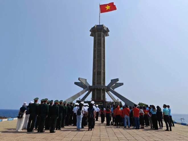 Ceremonia de izamiento de bandera en la isla Con Co. (Foto: Vietnam+)