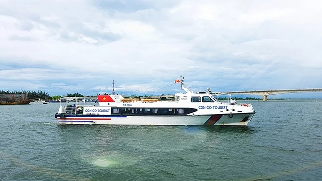 El barco Con Co lleva a turistas a visitar la isla. (Foto: Vietnam+)