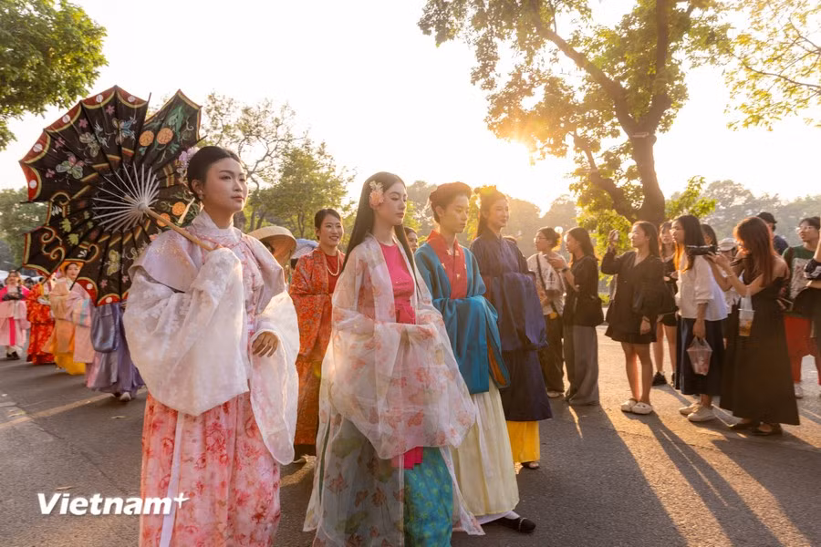 Esta también es una oportunidad para que el público admire los trajes tradicionales vietnamitas recopilados a través de los tiempos por individuos y grupos de investigación, contribuyendo a acercar la vestimenta tradicional al público nacional y extranjero. (Foto: Vietnam+)