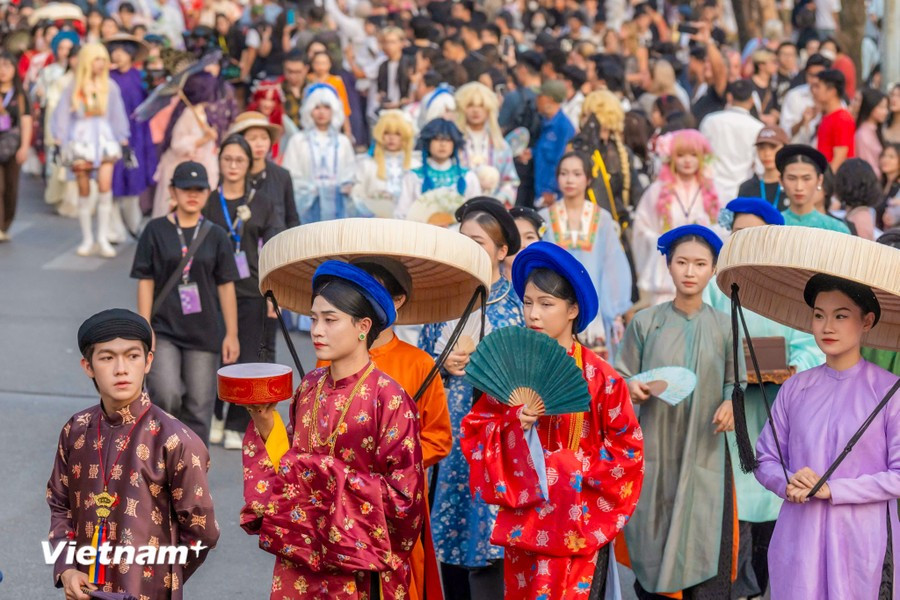 El desfile de este año tiene el tema "Flujo de trajes antiguos" para celebrar el décimo aniversario del movimiento de trajes antiguos vietnamitas (2014-2024). (Foto: Vietnam+)