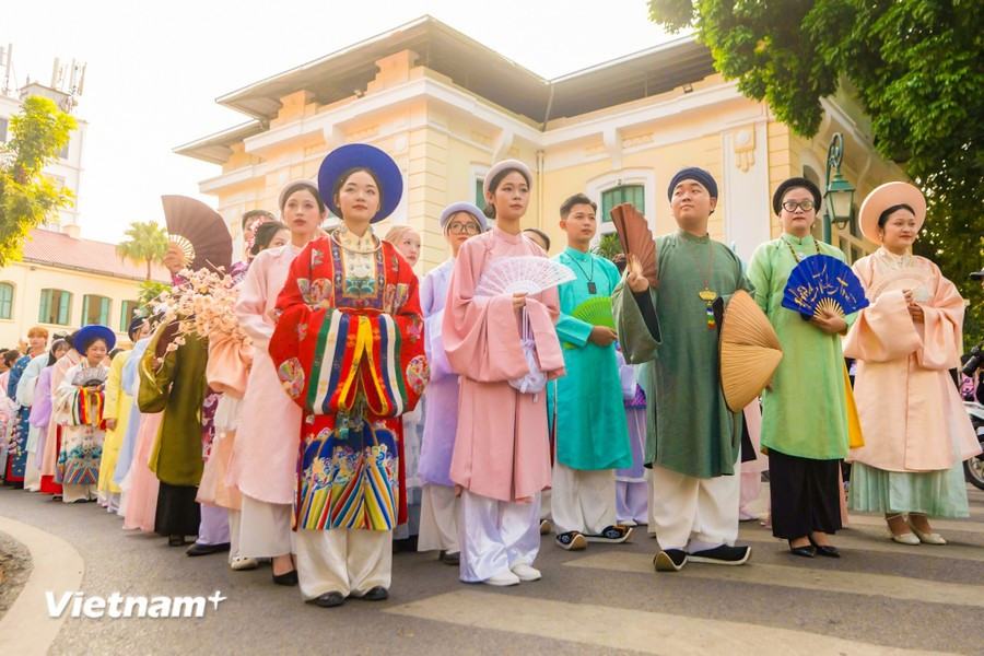 El festival de este año reúne al mayor número de participantes en el desfile de trajes antiguos de Vietnam, con casi 500 personas (Foto: Vietnam+).