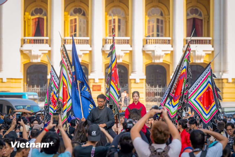 Los “caballos de guerra” desfilaron por las calles patrimoniales de la capital, atrayendo a una gran multitud de personas para admirarlos. (Foto: Vietnam+)