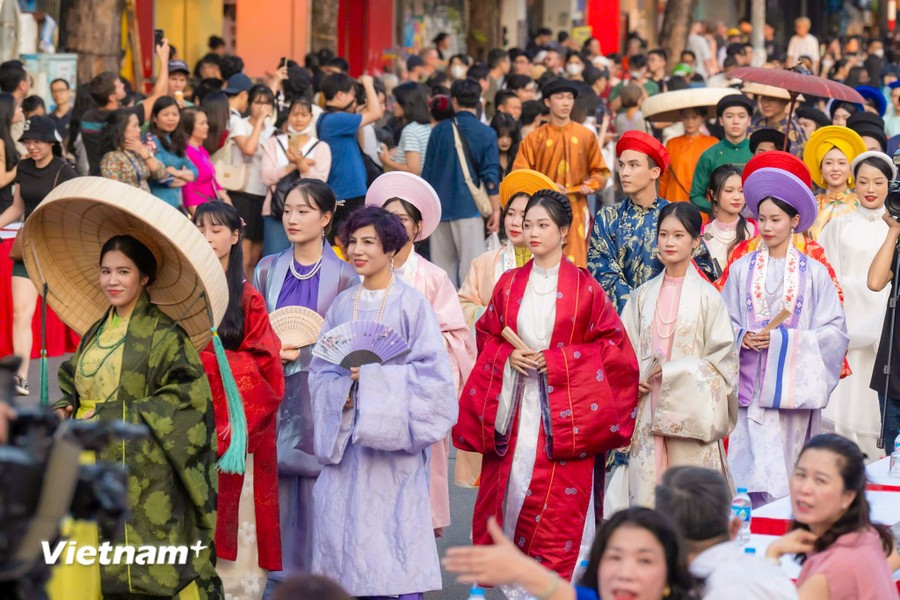Esta también es una oportunidad para que el público admire los trajes tradicionales vietnamitas recopilados a través de los tiempos por individuos y grupos de investigación, contribuyendo a acercar la vestimenta tradicional al público nacional y extranjero. (Foto: Vietnam+)