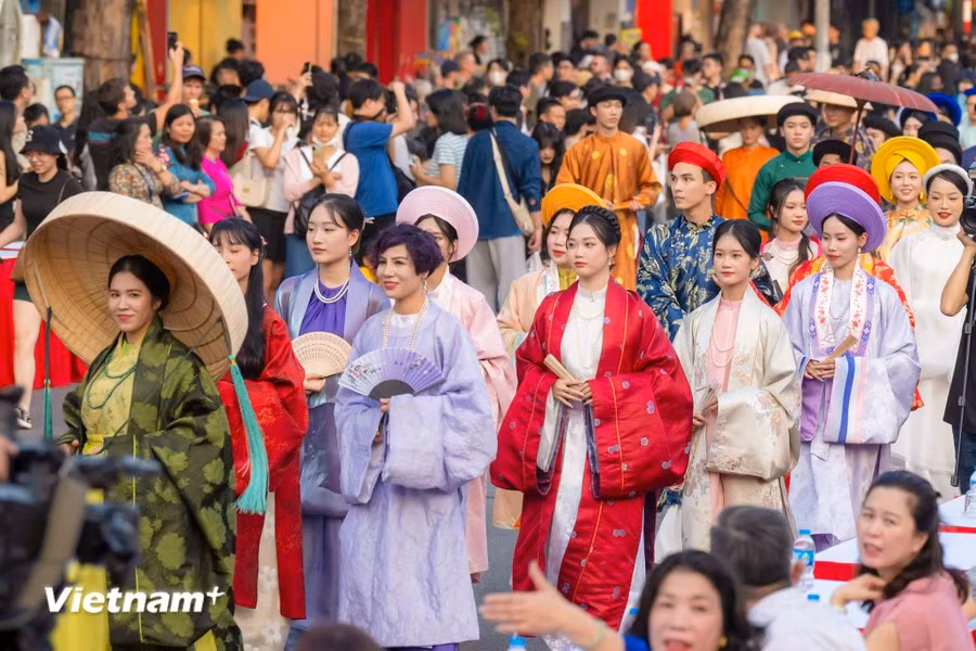 Esta también es una oportunidad para que el público admire los trajes tradicionales vietnamitas recopilados a través de los tiempos por individuos y grupos de investigación, contribuyendo a acercar la vestimenta tradicional al público nacional y extranjero. (Foto: Vietnam+)