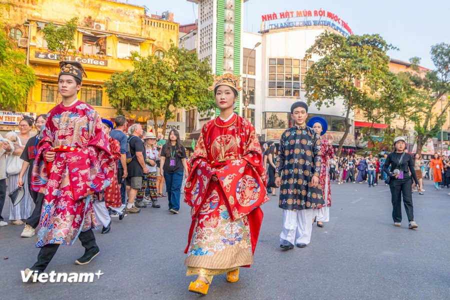 La cuarta edición del Festival de Trajes Vietnamitas se llevó a cabo en las principales calles de Hanoi (Foto: Vietnam+)