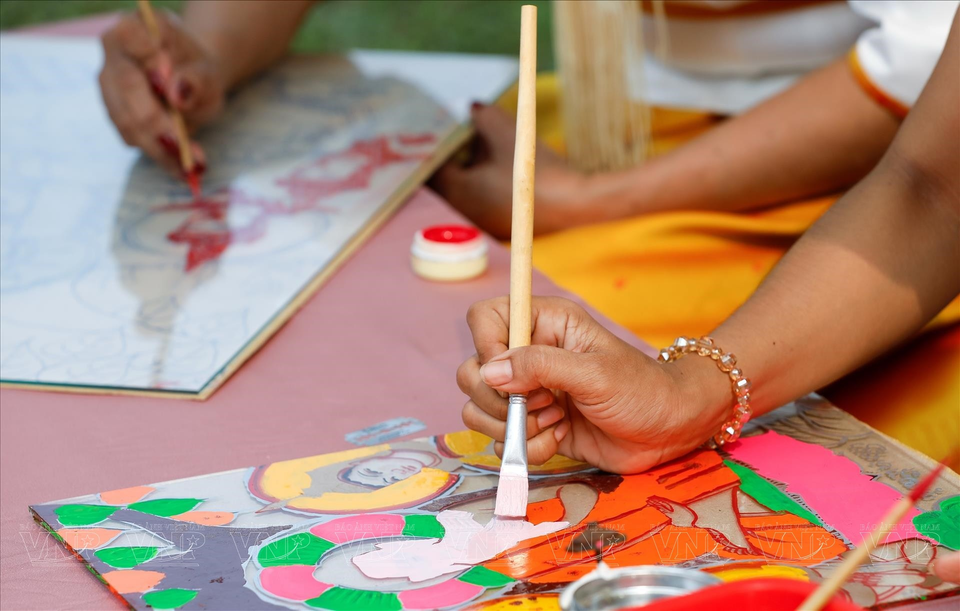 La diferencia entre pintar sobre vidrio y otros materiales es dibujar el patrón primero, en lugar del final. (Fuente: Revista Vietnam)