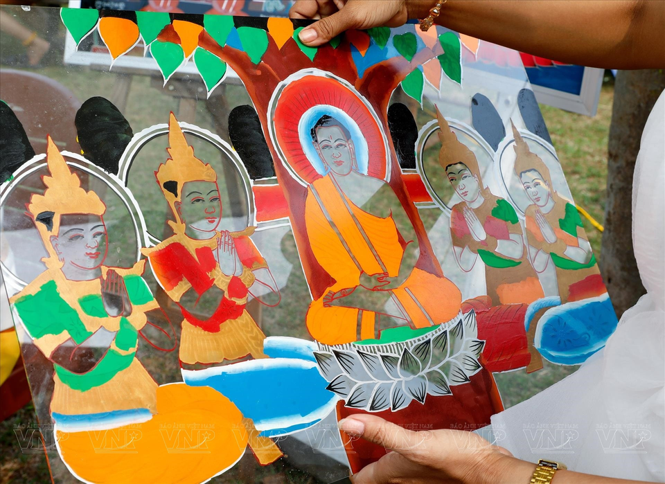 La pintura sobre vidrio de los khmeres es una belleza cultural tradicional única que debe preservarse. (Fuente: Revista Vietnam)