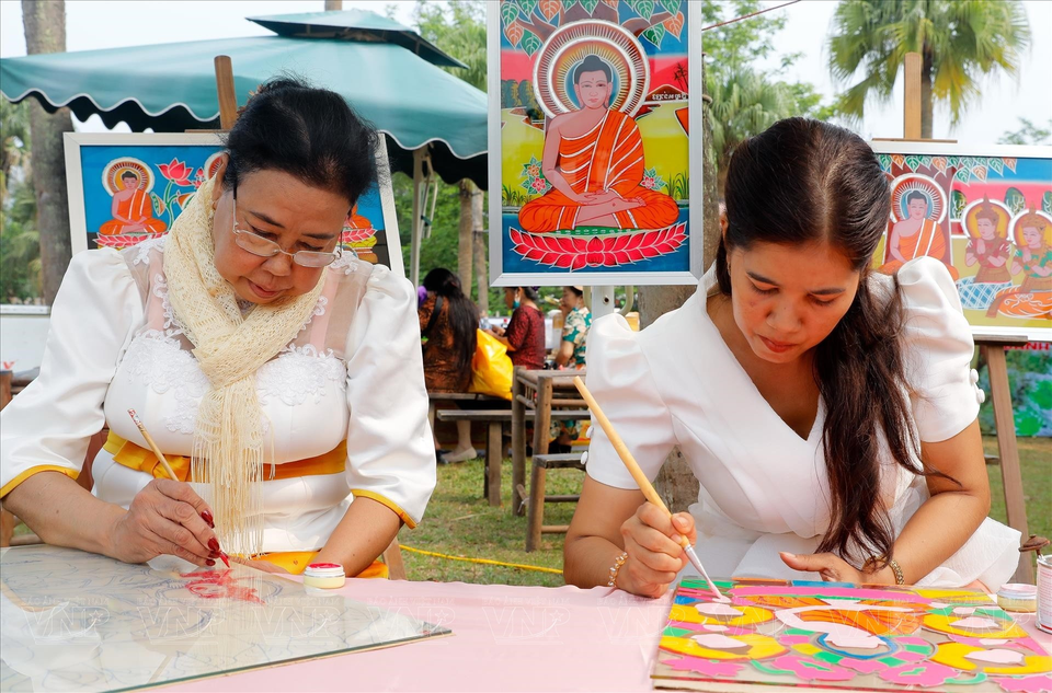 Huynh Thi Soc Kha y su madre demuestran la pintura tradicional khmer sobre vidrio. (Fuente: Revista Vietnam)