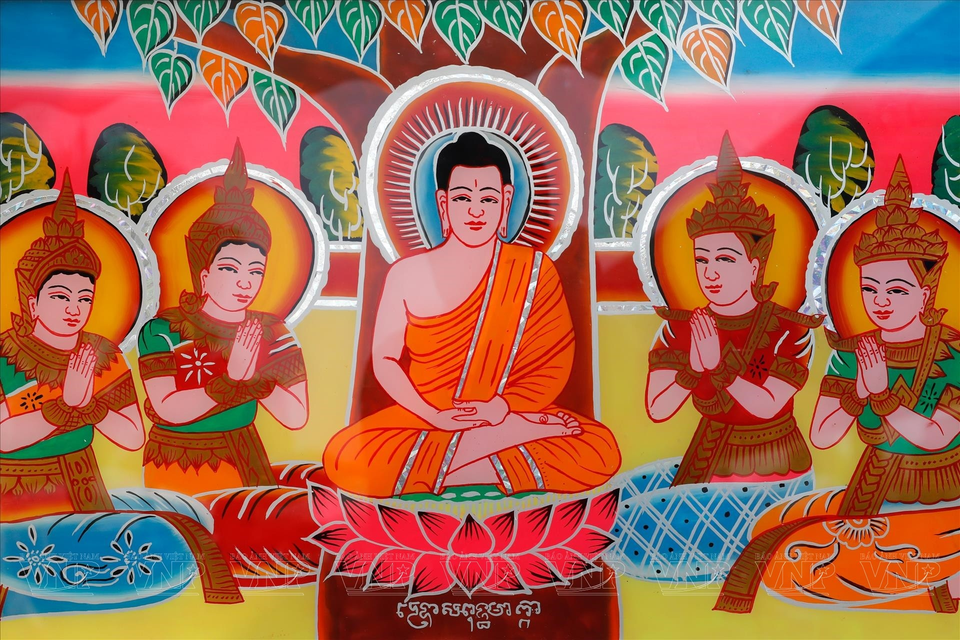 Una pintura sobre vidrio con el tema de la vida de Buda. (Fuente: Revista Vietnam)