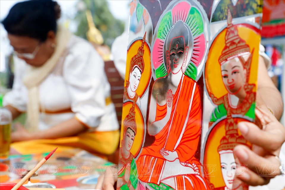 Pinturas sobre vidrio de colores después de haber sido terminadas. (Fuente: Revista Vietnam)