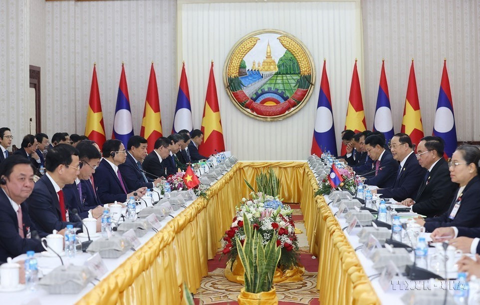 El primer ministro Pham Minh Chinh mantuvo conversaciones el 11 de enero de 2023 en Vientiane con su homólogo laosiano de Laos, Sonexay Siphandone, durante su visita oficial a Laos. (Foto: VNA)