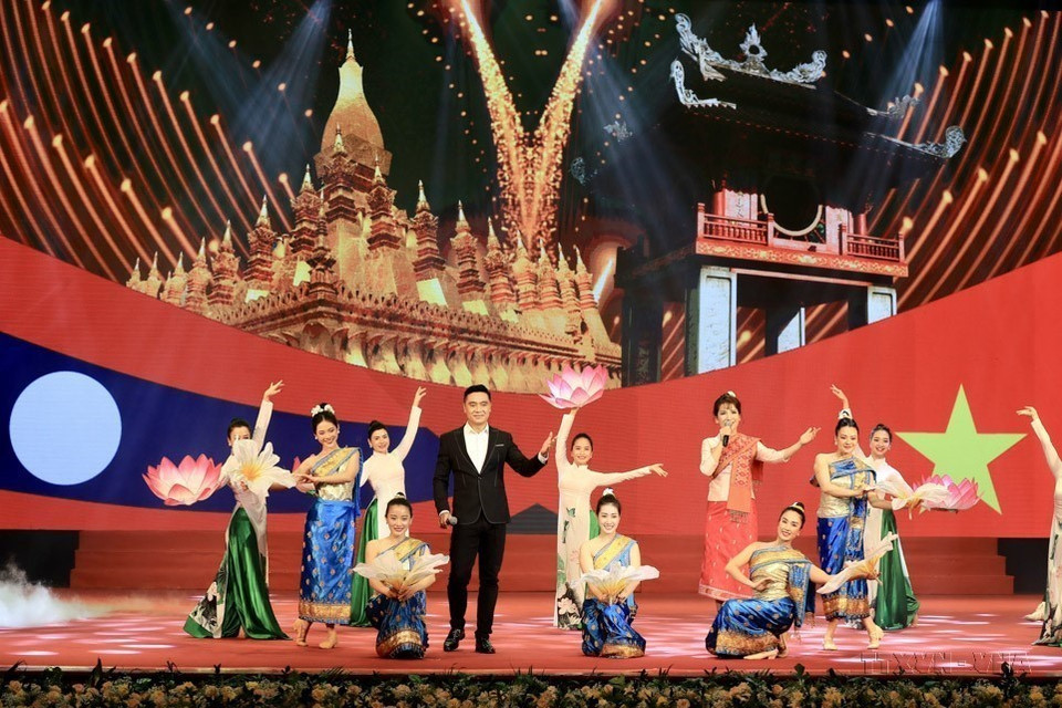 Celebraron en 2022 en Hanoi un acto conmemorativo del 60º aniversario del establecimiento de relaciones diplomáticas (5 de septiembre de 1962) y el 45º aniversario de la firma del Tratado de Amistad y Cooperación entre Vietnam y Laos (18 de julio de 1977) (Foto: VNA)