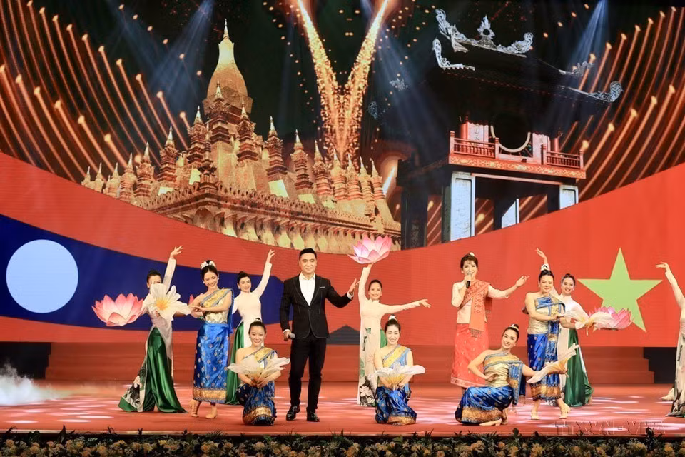 Celebraron en 2022 en Hanoi un acto conmemorativo del 60º aniversario del establecimiento de relaciones diplomáticas (5 de septiembre de 1962) y el 45º aniversario de la firma del Tratado de Amistad y Cooperación entre Vietnam y Laos (18 de julio de 1977) (Foto: VNA)