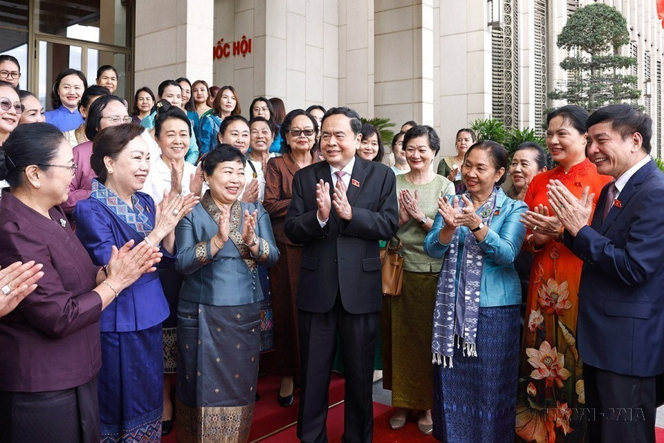 El 4 de julio de 2024, en la sede de la Asamblea Nacional, el presidente de la Asamblea Nacional, Tran Thanh Man, recibió a la delegación de la Asociación de Mujeres y Empresarias de Camboya y Laos. (Foto: VNA)