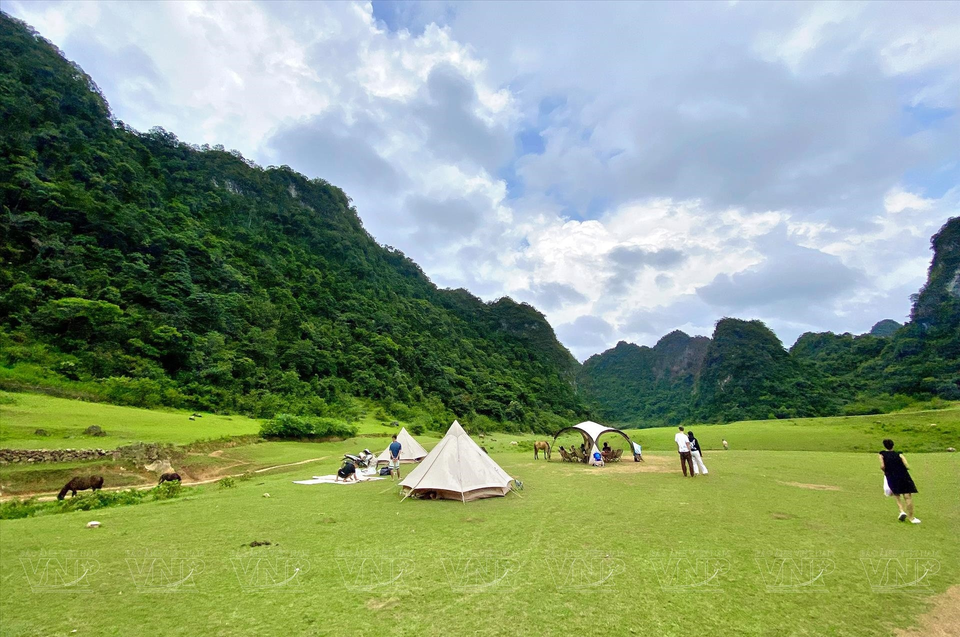 En los últimos años, el área de "Ojo de Dios" se ha convertido en un famoso lugar para acampar en Cao Bang. (Fuente: Revista Vietnam)
