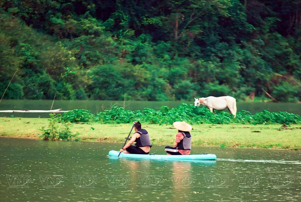 Durante la temporada alta de agua (de junio a septiembre de cada año), los visitantes pueden practicar kayak para explorar el área del monte "Ojo de Dios". (Fuente: Revista Vietnam)
