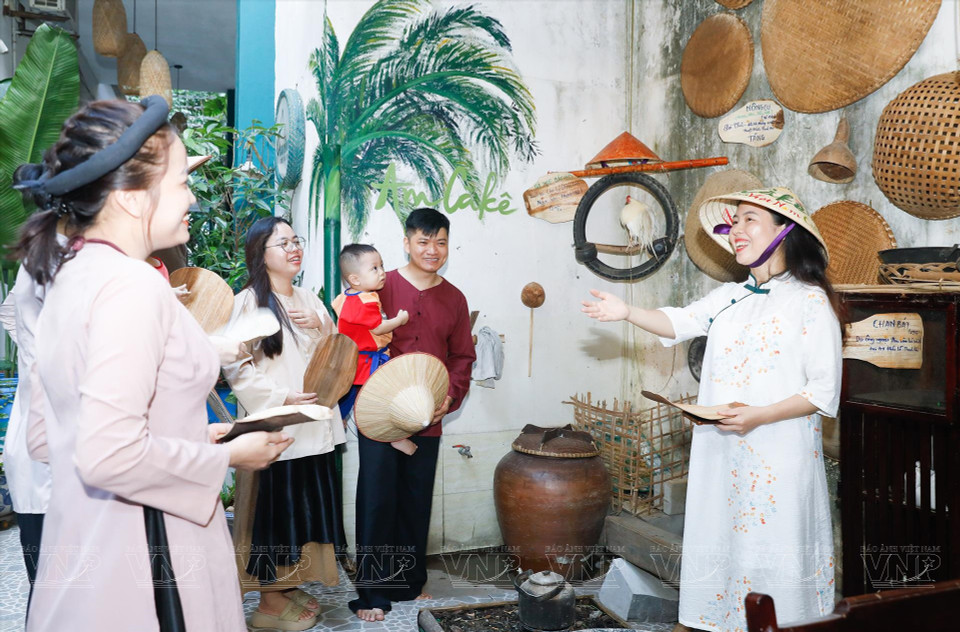 Lily Hoang presentó los elementos utilizados para decorar la cocina de Am CaKe que son objetos usados por su familia en el pasado. (Fuente: Revista Vietnam)