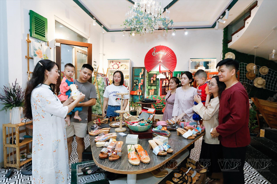 Lily Hoang presenta a los visitantes el espacio de experiencias en Am CaKe. (Fuente: Revista Vietnam)
