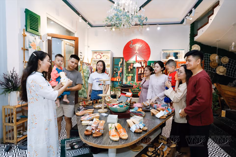 Lily Hoang presenta a los visitantes el espacio de experiencias en Am CaKe. (Fuente: Revista Vietnam)