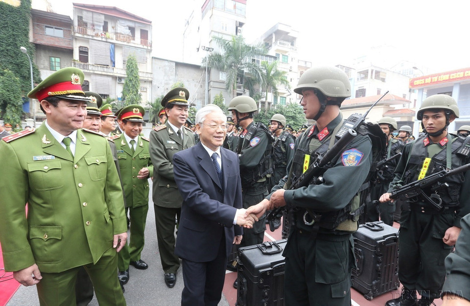 El Secretario General Nguyen Phu Trong visitó e inspeccionó la preparación para el combate del Comando Móvil de la Policía (Ministerio de Seguridad Pública), el 2 de enero de 2016. (Foto: VNA)