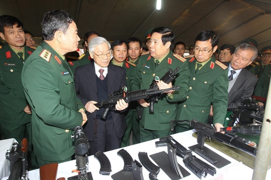 El Secretario General Nguyen Phu Trong visita el stand de exhibición de productos de ciencia y tecnología de defensa en la Conferencia que resumió el trabajo militar y de defensa, el 28 de diciembre de 2013 en Hanoi. (Foto: VNA)
