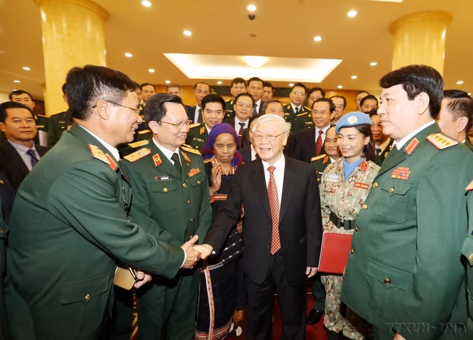 El secretario general y presidente Nguyen Phu Trong se reunió con la delegación de personas destacadas en la construcción de una defensa nacional fuerte, el 19 de diciembre de 2019. (Foto: VNA)