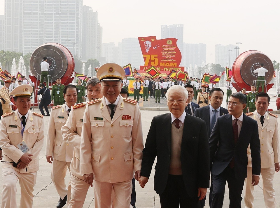 El Secretario General Nguyen Phu Trong asistió a una ceremonia para celebrar los 75 años del estudio e implementación de las seis enseñanzas del Tío Ho en Seguridad Pública Popular, y el 75 aniversario del Día Tradicional de la Construcción de esa fuerza, el 6 de marzo de 2023 en Hanoi. (Foto: VNA)