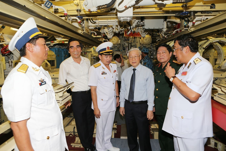 El Secretario General Nguyen Phu Trong visitó el submarino Hai Phong, Brigada de Submarinos 189 (Marina), el 5 de mayo de 2016. (Foto: VNA)