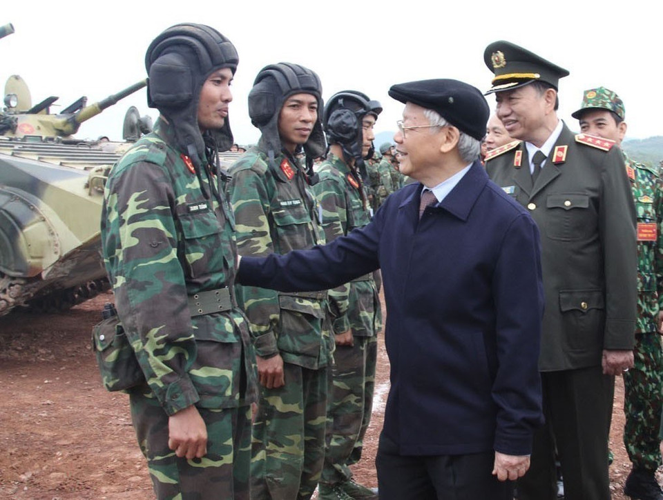 El Secretario General Nguyen Phu Trong visitó e inspeccionó el entrenamiento y la preparación para el combate de varias unidades en el campo de tiro nacional Región 1, el 19 de noviembre de 2017. (Foto: VNA)