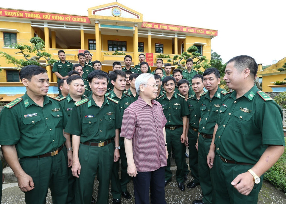 El Secretario General Nguyen Phu Trong con oficiales y soldados de la estación de guardia fronteriza de la puerta fronteriza internacional de Tay Trang (Dien Bien), el 16 de julio de 2016. (Foto: VNA)