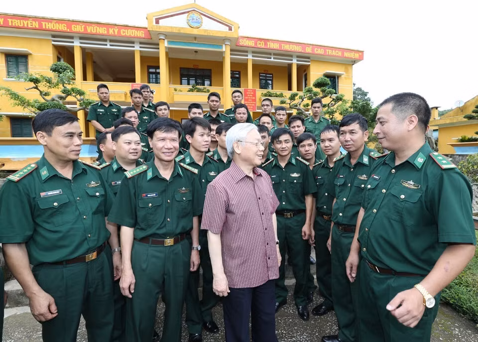 El Secretario General Nguyen Phu Trong con oficiales y soldados de la estación de guardia fronteriza de la puerta fronteriza internacional de Tay Trang (Dien Bien), el 16 de julio de 2016. (Foto: VNA)