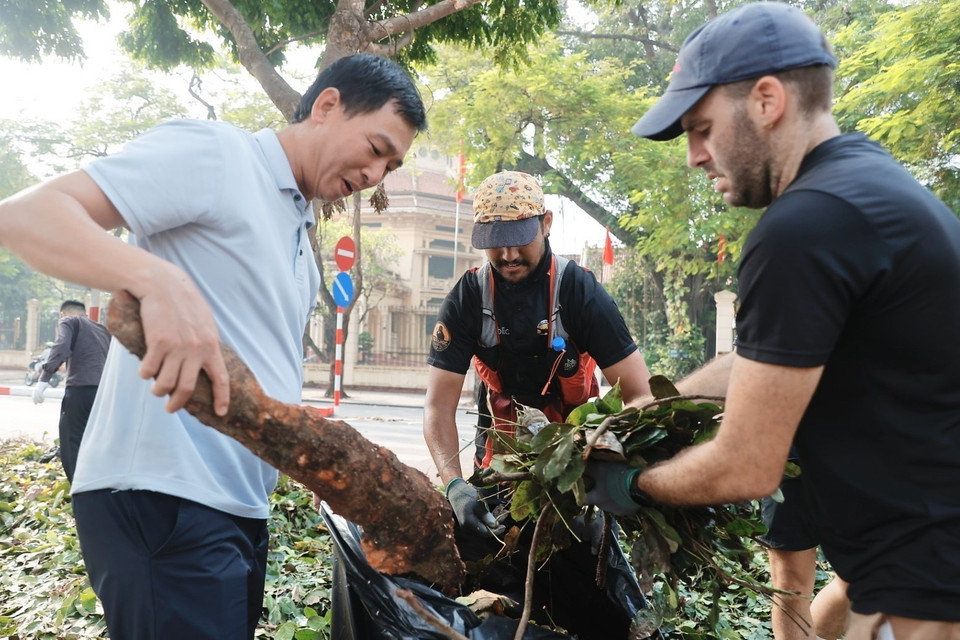 Los voluntarios se unen para limpiar, desinfectar el medio ambiente y superar las consecuencias de la tormenta número 3 en el distrito de Hoan Kiem. (Foto: VNA)