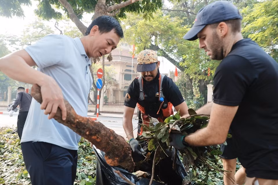 Los voluntarios se unen para limpiar, desinfectar el medio ambiente y superar las consecuencias de la tormenta número 3 en el distrito de Hoan Kiem. (Foto: VNA)