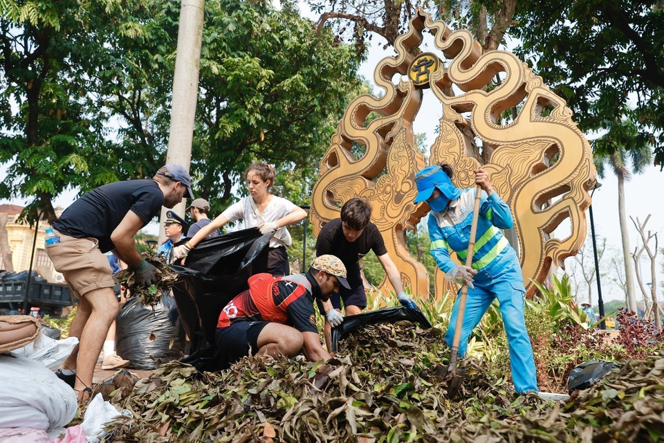 Voluntarios extranjeros se unen a los habitantes de la capital vietnamita para limpiar el medio ambiente y superar las consecuencias de la tormenta número 3. (Foto: VNA)