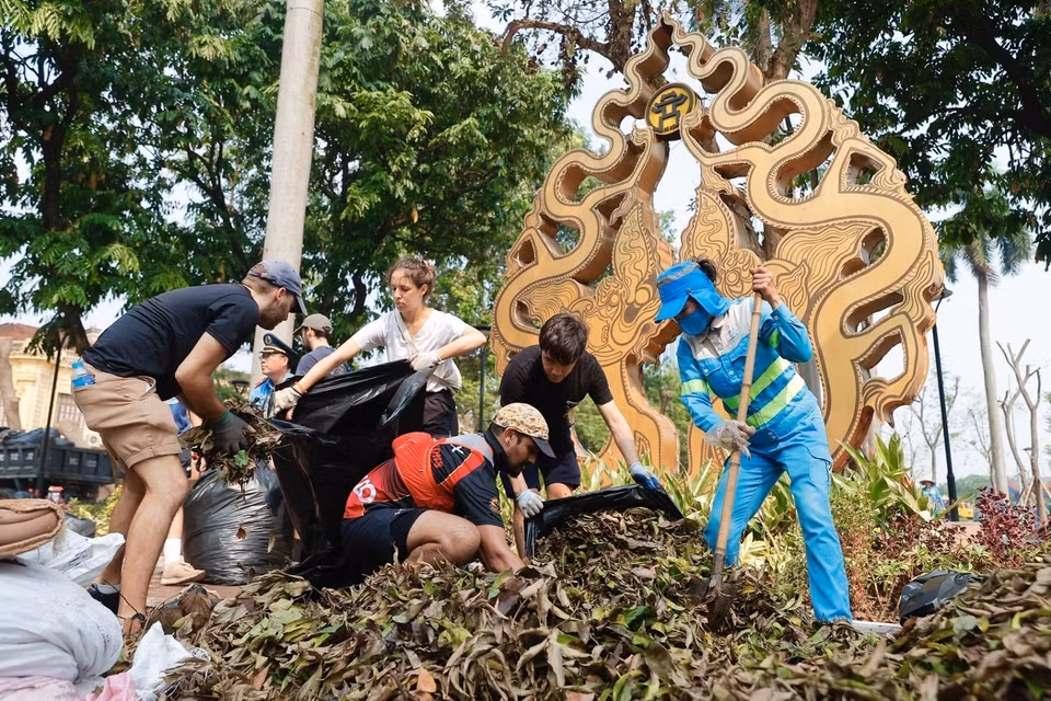Voluntarios extranjeros se unen a los habitantes de la capital vietnamita para limpiar el medio ambiente y superar las consecuencias de la tormenta número 3. (Foto: VNA)