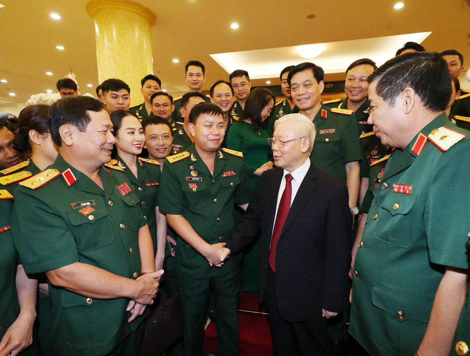 Al reunirse con 80 delegados destacados en el X Congreso de la Unión de la Juventud Comunista Ho Chi Minh del Ejército el 11 de octubre de 2022 en Hanoi, el secretario general Nguyen Phu Trong afirmó que la Juventud del Ejército debe ser siempre el núcleo, proactiva y a la vanguardia en la protección de la base ideológica del Partido y cumplimiento exitoso de las tareas del Ejército. (Foto: VNA)