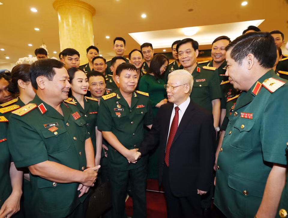 Al reunirse con 80 delegados destacados en el X Congreso de la Unión de la Juventud Comunista Ho Chi Minh del Ejército el 11 de octubre de 2022 en Hanoi, el secretario general Nguyen Phu Trong afirmó que la Juventud del Ejército debe ser siempre el núcleo, proactiva y a la vanguardia en la protección de la base ideológica del Partido y cumplimiento exitoso de las tareas del Ejército. (Foto: VNA)