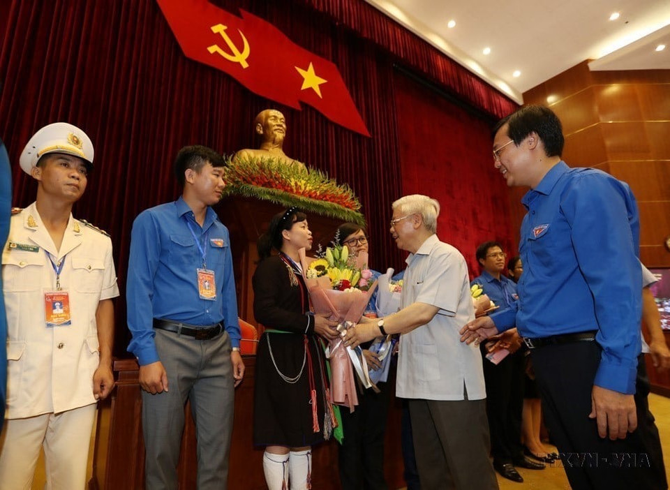 El secretario general del Partido Comunista y presidente, Nguyen Phu Trong, se reunió y entregó flores a los destacados jóvenes militantes del Partido en el cumplimiento de las recomendaciones del Presidente Ho Chi Minh, el 27 de agosto de 2019 en Hanoi. (Foto: VNA)