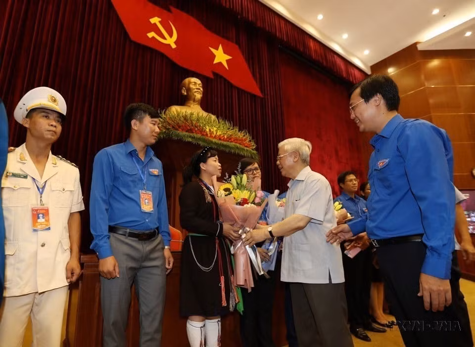 El secretario general del Partido Comunista y presidente, Nguyen Phu Trong, se reunió y entregó flores a los destacados jóvenes militantes del Partido en el cumplimiento de las recomendaciones del Presidente Ho Chi Minh, el 27 de agosto de 2019 en Hanoi. (Foto: VNA)