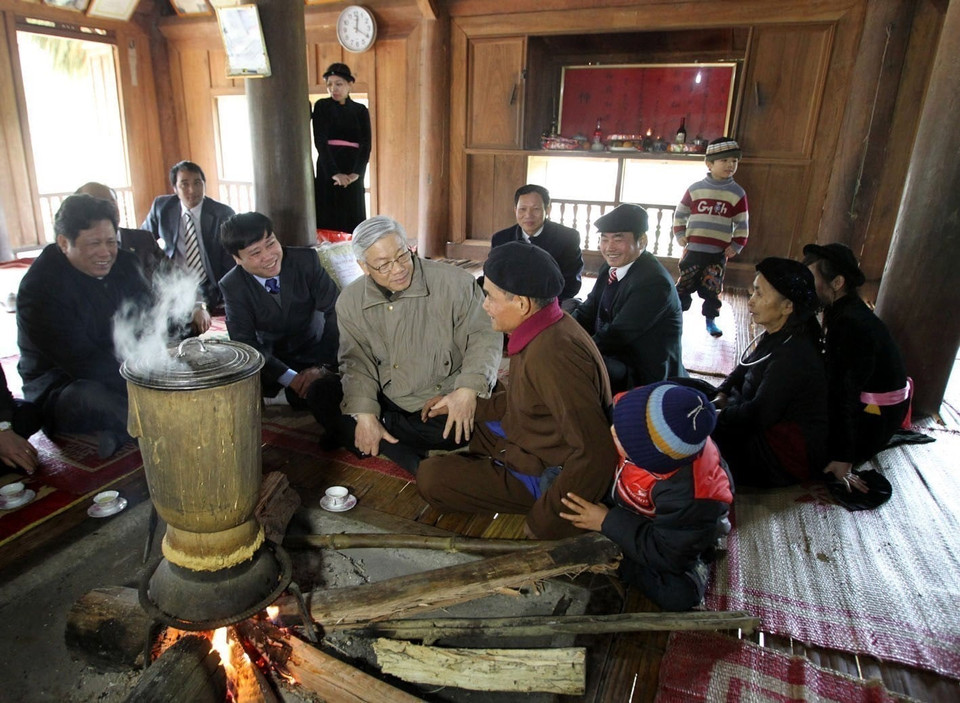 El secretario general del Partido Comunista, y presidente de Asamblea Nacional de Vietnam, Nguyen Phu Trong, visitó y entregó obsequios en ocasión del Tet a Hoang Van Bao (testigo histórico del Segundo Congreso Nacional del Partido) en la comuna de Kim Binh, distrito de Chiem Hoa, provincia de Tuyen Quang, el 28 de diciembre de 2011. (Foto: VNA)