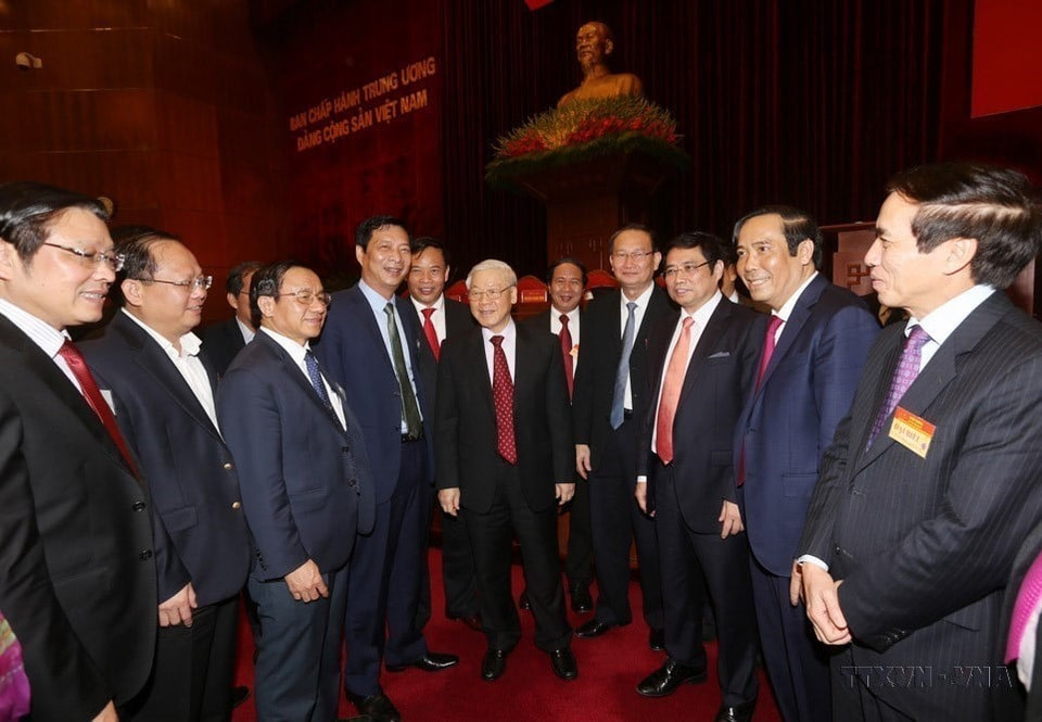 El secretario general del Partido Comunista, Nguyen Phu Trong, junto con delegados que asistieron a la Conferencia Nacional sobre Organización y Construcción del Partido, el 26 de marzo de 2016 en Hanoi. (Foto: VNA)