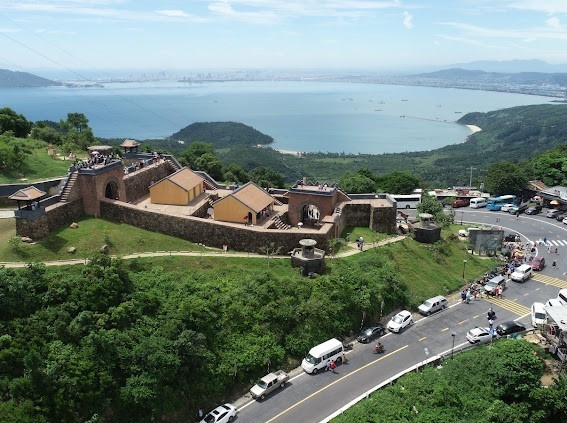 La Puerta de Hai Van, que es una fortaleza militar con un sistema de murallas, almacenes, residencias y una fortaleza de cañones, fue clasificada como Reliquia Nacional en 2017. (Foto: VNA)